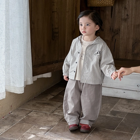 Set Abbigliamento 3 Pezzi da Bambino in Cotone Con Giacca a Scacchi Con Cappuccio T-Shirt Con Cane e Pantaloni