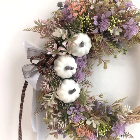 Ghirlanda di Raccolto Autunnale Con Zucche Bianche Fiori Simulati Viola Fiocco Ghirlanda di Rattan Fatta a Mano per Ringraziamento Matrimonio Festa Casa Parete Decor