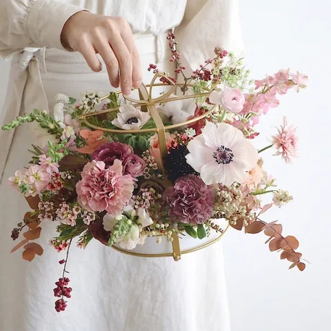 Iron Art Flower Basket Metal Cake Shaped Flower Arrangement Container Modern Minimalist Home Wedding Party Decoration Flower Rack