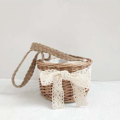 Handgemaakte Rotan Geweven Bucket Bag Voor Kinderen Vrouwen Kanten Strik Decor Pastorale Stijl Draagbare Kleine Opbergmand Handtas