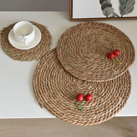 Natural Woven Grass Placemats Round Heat Insulation Non-Slip Table Mats Handcrafted Rustic Straw Coasters For Kitchen Dining Decor