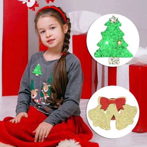 Spilla di Natale LED Luminosa Paillettes Tessuto Non Tessuto Babbo Natale Renna Fiocchi di Neve Campana per Decorazione Festa