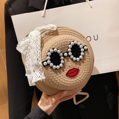 Borsa a Tracolla Rotonda in Paglia Intrecciata per Donna Occhiali da Sole con Perle Labbra Rosse Fiocco in Pizzo