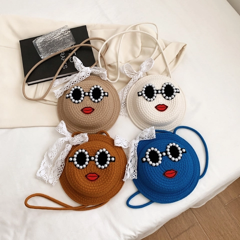 Borsa a Tracolla Rotonda in Paglia Intrecciata per Donna Occhiali da Sole con Perle Labbra Rosse Fiocco in Pizzo