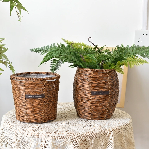 Cesto portaoggetti in rattan intrecciato a mano Coprivaso impermeabile Stile pastorale Decorazioni per la casa Fioriera da interno Cesto intrecciato decorativo con etichetta in pelle