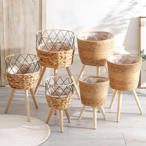 Nordic Woven Straw Standing Flower Basket With Solid Wood Tripod Legs Indoor Decorative Plant Pot Holder For Living Room Balcony