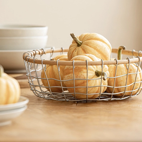 Round Iron Wire Woven Storage Basket With Rattan Rim Rustic Metal Fruit Bread Vegetable Storage Organizer Decorative Tabletop Basket