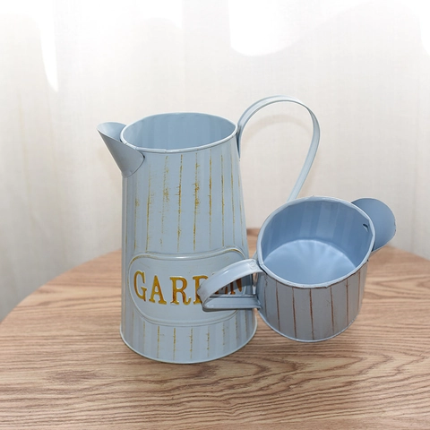 Vaso da Fiori in Metallo Ferro Retro Azzurro Invecchiato Rurale Annaffiatoio Decorazione per Casa Giardino Stampa Lettere