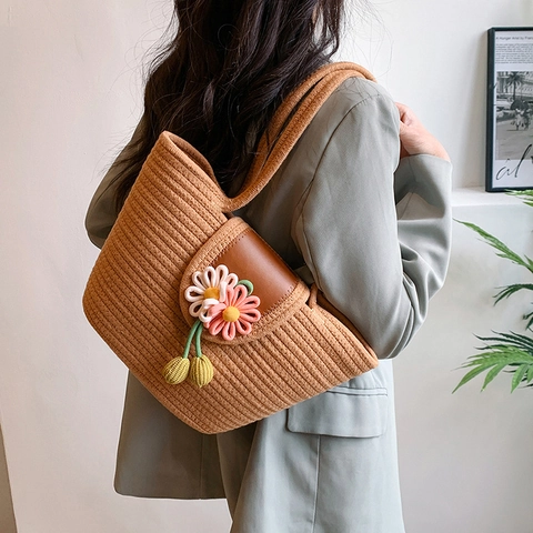 Damen Handgefertigte Strohgeflecht Tragetasche Mit Häkelblumen Anhängern Boho Stil Sommer Strand Schultertasche Reisetasche