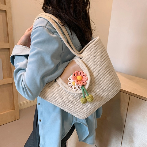 Damen Handgefertigte Strohgeflecht Tragetasche Mit Häkelblumen Anhängern Boho Stil Sommer Strand Schultertasche Reisetasche