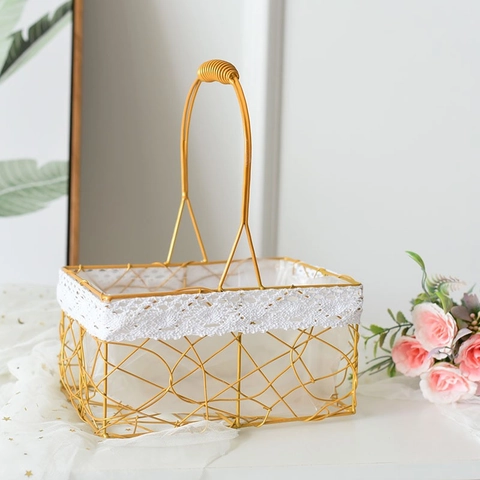 Cesto di Fiori in Ferro Intrecciato Oro Con Decorazione in Pizzo Bianco Cesto Portaoggetti in Filo Metallico per Matrimonio Regalo