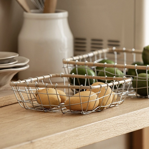 Cesto Portaoggetti in Filo di Ferro Minimalista Moderno Finiture in Legno Organizzatore per Frutta e Verdura Cucina Soggiorno