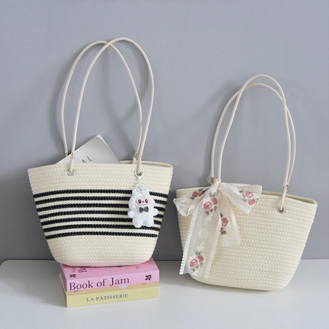 Dames Geweven Katoen Tote Bag Grote Capaciteit Gestreepte Stro Handtas Casual Strand Vakantie Onderarm Schoudertas Met Decoratieve Hanger