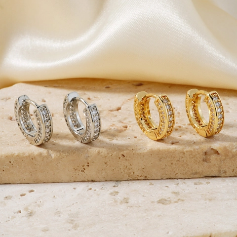 Orecchini Huggie a Cerchio Hip Hop di Lusso in Rame con Zirconia Placcati Oro Argento Geometrici Micro Intarsio Gioielli