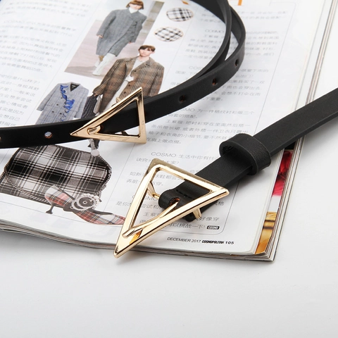 Ceinture Femme Minimaliste en Similicuir PU Avec Boucle Triangle en Métal Doré Polyvalente Fine pour Jeans Robes Accessoire Mode