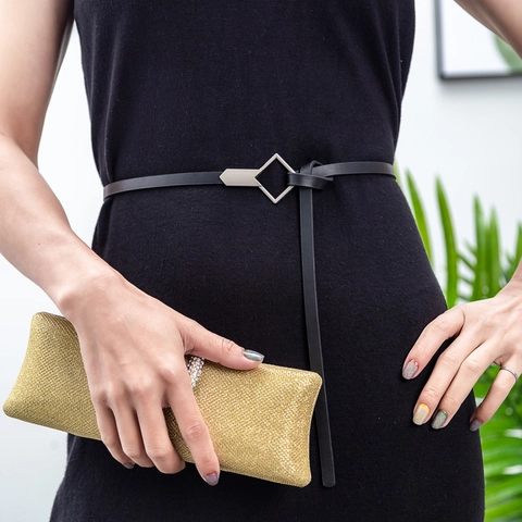 Cintura Sottile da Donna in Pelle PU Minimalista Fibbia ad Ardiglione in Lega Geometrica Triangolo Rombo Tondo Regolabile
