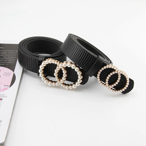 Cintura da Donna alla Moda in Pelle PU con Motivo a Lucertola Fibbia a Doppio Anello con Perle Artificiali Elegante