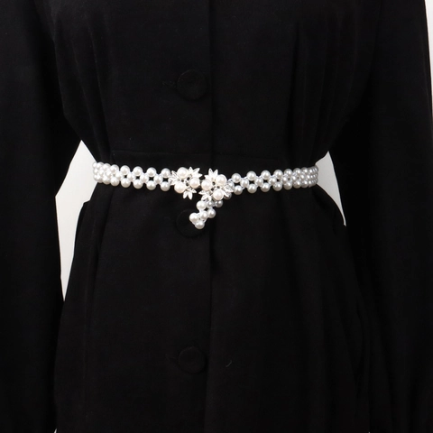 Elegante Cintura a Catena in Vita Elastica con Tre File di Perle Artificiali con Fibbia Floreale in Lega e Strass per Donna