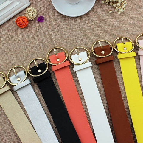 Ceinture pour Femmes en Similicuir PU avec Boucle Ronde Dorée Brillante Sangle de Taille Fine Polyvalente pour Jeans Robes