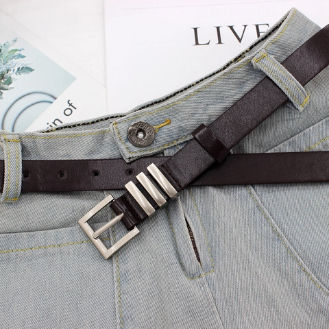 Cintura da Donna in Ecopelle alla Moda con Decorazione ad Anello in Metallo Fibbia ad Ardiglione Stile di Strada Sottile per Jeans Accessorio Decorativo