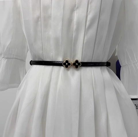 Cintura Sottile da Donna in Pelle PU Con Fibbia in Smalto a Trifoglio Cinturino Regolabile per Abiti Completi Accessorio Moda