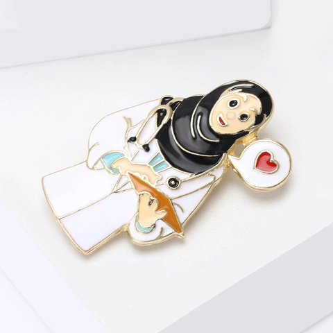 Cartoon Muslimin Hidschab Ärztin Legierung Emaille Brosche Pin Medizinische Mitarbeiter Geschenk Professionelle Stethoskop Revers Abzeichen Schmuck