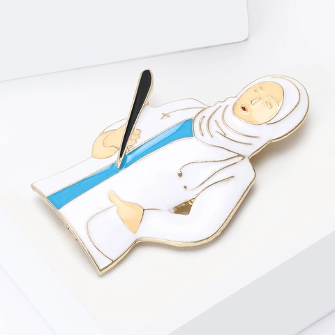 Cartoon Muslim Female Doctor Enamel Brooch Pin Hijab Medical Professional Stethoscope Alloy Badge Jewelry Gift For Medical Staff