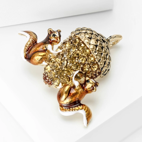 Spilla Creativa a Forma di Scoiattolo e Ghianda Simpatico Pin Animale in Smalto con Strass Gioielli Vintage in Lega d'Oro per Decorazione Abbigliamento Unisex