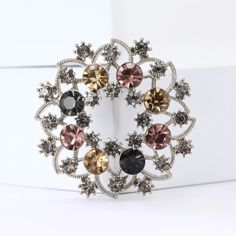 Vintage Alloy Wreath Brooch For Women High Grade Multicolored Rhinestone Flower Brooch Pin For Suit Coat Wedding Jewelry