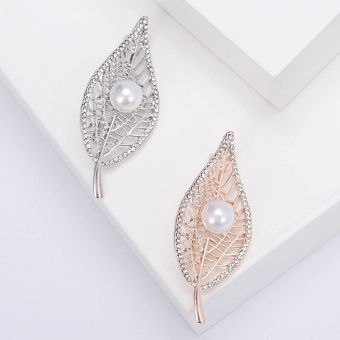 Spilla a Forma di Foglia Traforata alla Moda per Donna in Lega Elegante con Perla Artificiale e Strass per Matrimonio Banchetto Gioielli
