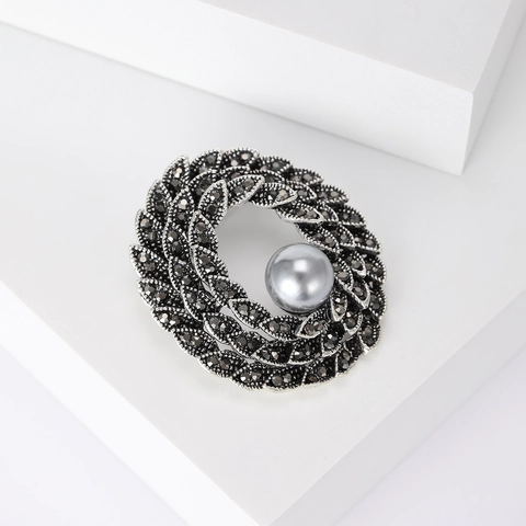 Vintage Legering Bloem Broche Voor Vrouwen Met Glinsterende Strass En Kunstparel Gun Black Bloemen Corsage Pin Accessoires