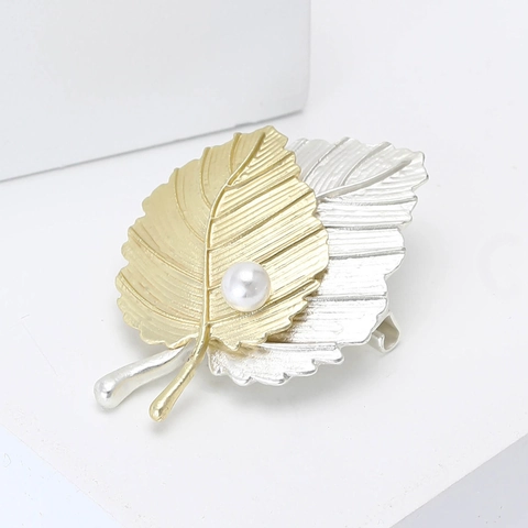 Elegante Spilla a Foglia Bicolore in Lega Opaca Con Perla Artificial Bianca Spilla da Risvolto a Motivo Vegetale per Gioielli da Donna
