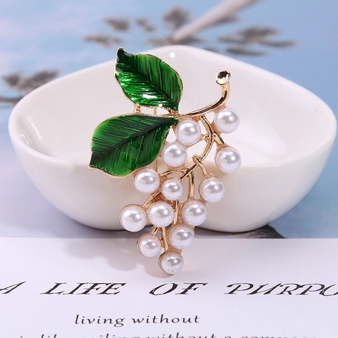 Elegante Spilla a Forma di Uva in Lega Dorata Con Foglie in Smalto Verde Perle Artificiali Bianche Corpetto Per Donna Vestito
