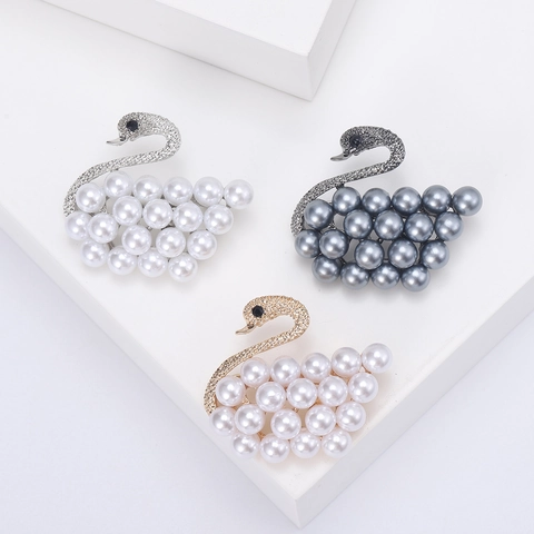 Elegant Alloy Artificial Pearl Swan Brooch For Women Sparkling Rhinestone Inlaid Fashion Clothing Lapel Pin Jewelry Accessory