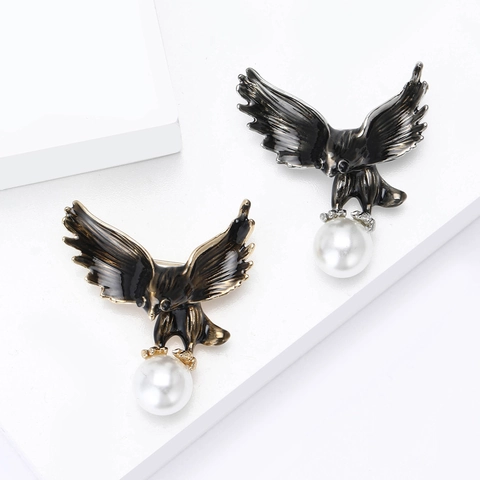 Spilla ad Aquila in Lega Smaltata Vintage Con Perla Artificial Sintetica Forma di Animale Pin per Revers Uomo Gioielli Decorativi