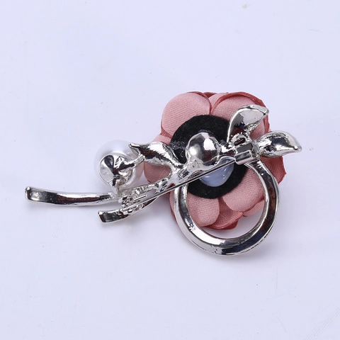 Elegant Satin Rose Flower Brooch For Women Vintage Alloy Rhinestone Inlaid Artificial Pearl Corsage Pin Clothing Accessory Jewelry Gift