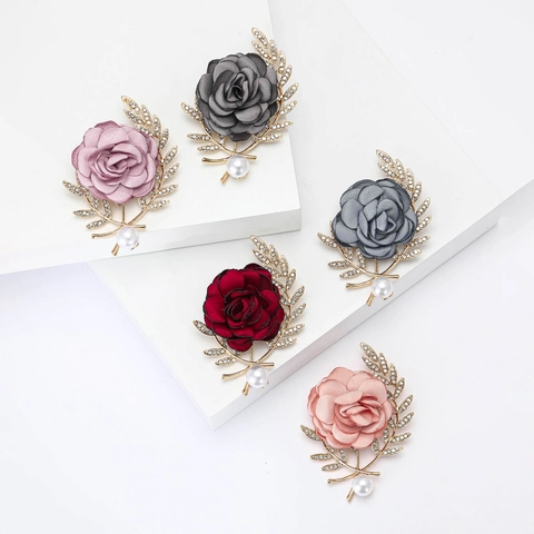 Vintage Legierung Stoff Rose Blume Brosche Mit Strass Blättern Und Künstliche Perle Elegante High End Anzug Mantel Corsage Damen
