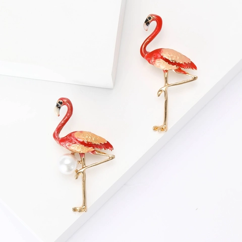 Exquise Broche Flamant Rose en Alliage Émaillé Élégante Broche Animal Rouge Or Avec Perle Artificielle pour Costumes de Femmes Cardigan Bijoux