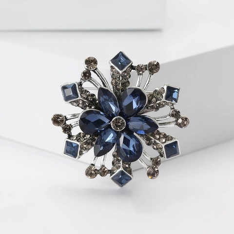 Vintage Alloy Rhinestone Snowflake Brooch For Women Elegant Flower Shape Crystal Inlay Brooch Pin For Wedding Banquet Suit Jewelry