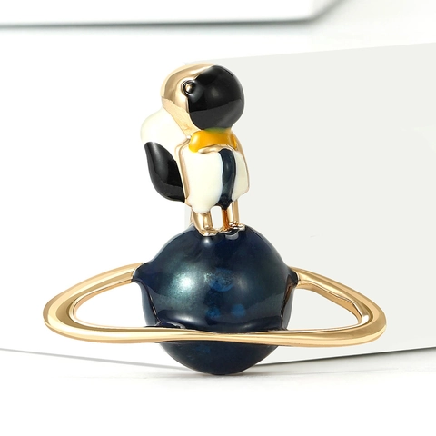 Schattige Cartoon Pinguïn Op Saturnus Planeet Legering Emaille Broche Goudkleurige Ruimte Universum Kleding Accessoire Voor Dames