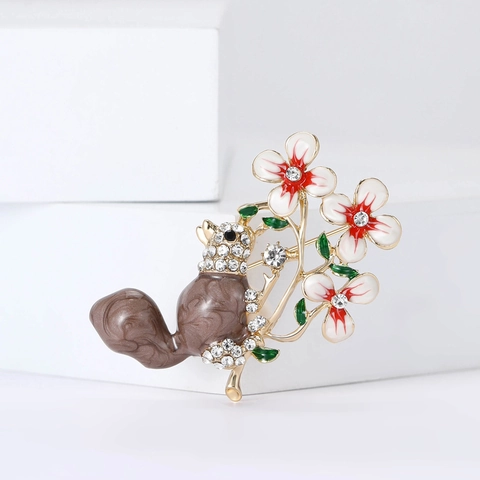 Süße Eichhörnchen Blume Emaille Legierung Brosche Pin Für Damen Mode Tier Floral Strass Brustnadel Anzüge Cardigan Schmuck