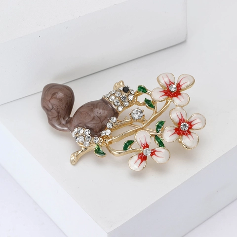 Süße Eichhörnchen Blume Emaille Legierung Brosche Pin Für Damen Mode Tier Floral Strass Brustnadel Anzüge Cardigan Schmuck