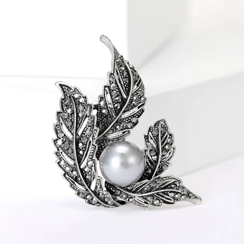 Spilla Foglia in Lega Vintage per Donna Elegante Corsage con Perle Artificiali e Strass Intarsiati Argento Antico Gioielli di Moda Botanica