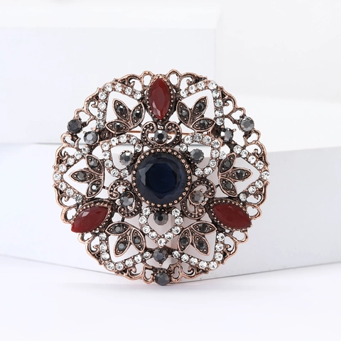 Spilla Rotonda in Lega Retrò Con Pietra Centrale Blu E Strass Scintillanti Design Floreale Traforato Vintage Per Gioielli Da Donna