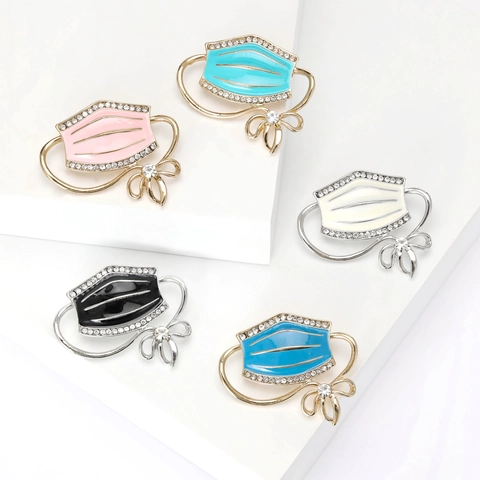 Broche Masque Créative en Alliage Avec Émail et Détails en Strass Comprend Un Accent De Nœud Pour Un Style Élégant Sur Les Tenues
