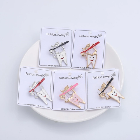Cartoon Tooth Smiling Brooch With Toothbrush Healthy Dental Enamel Alloy Pin For Dentist Medical Staff Women Jewelry Gift