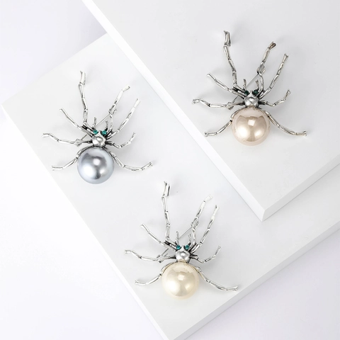 Vintage Alloy Spider Brooch With Large Faux Artificial Pearl Rhinestone Eyes Gothic Animal Breastpin For Halloween Women Jewelry