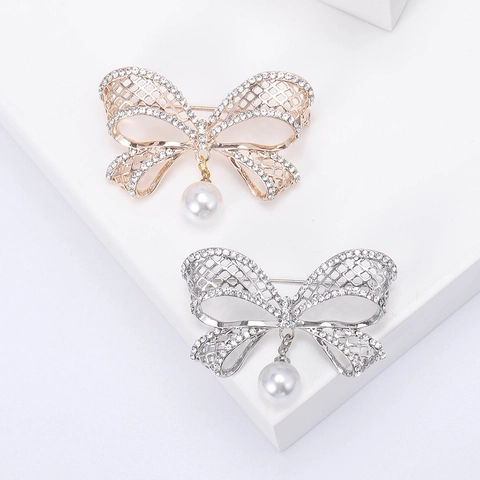 Spilla a Fiocco Traforato in Lega con Pendente in Perla Artificiale e Strass Intarsiati per Donna Cardigan Elegante Gioielli Regalo