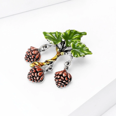 Spilla in Lega Smaltata Creativa con Nocciola per Donna Stile Frutta Naturale Pigna per Abbigliamento Elegante Gioielli Regalo