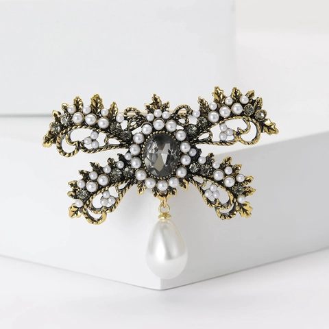 Broche Nœud en Alliage de Perles Artificielles Style Palais Vintage pour Femmes Exquise Strass Fleur Creuse Corsage Pin Bijoux Avec Pendentif Goutte d'Eau